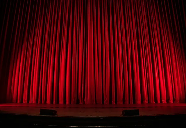 Röd teaterridå fördragen.